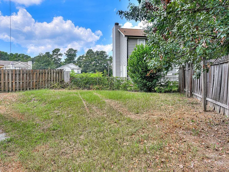 2211 Pleasant Dr — Photo 33