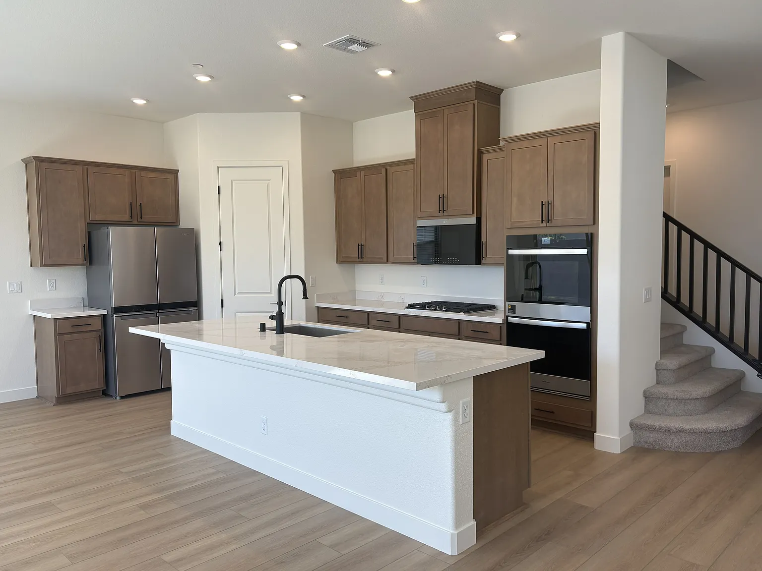 5 bed, 2466 sqft, $3,350 — Photo 4