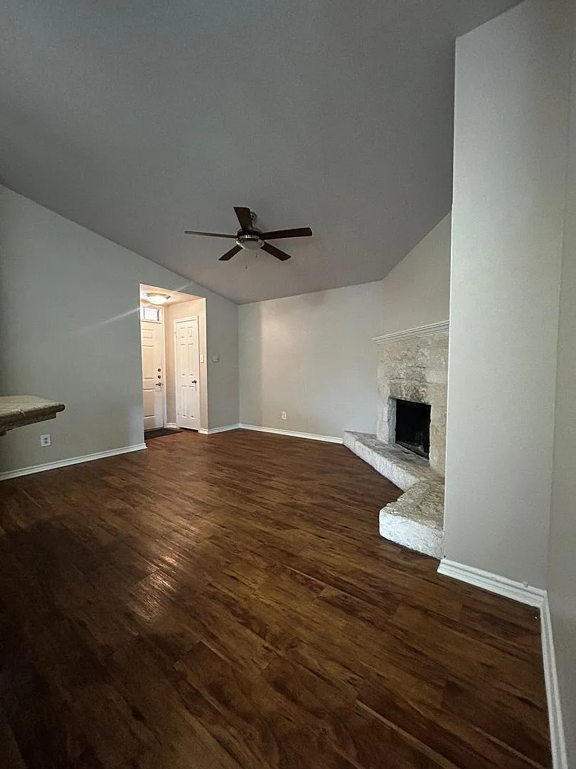 Spacious 2 Bedroom Condo in the NW Hills — Photo 2