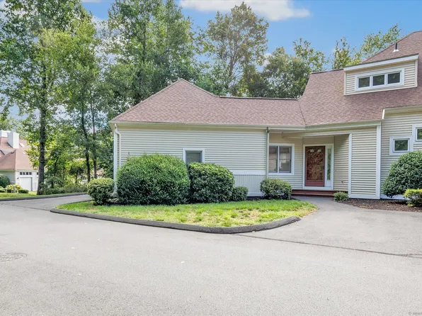 301 Summerfield Gardens #301, Shelton, CT 06484