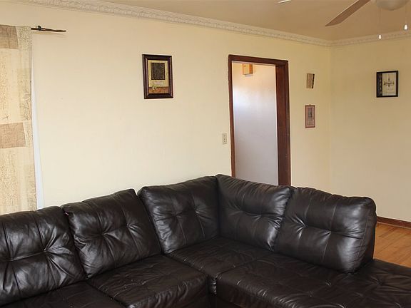 3rd image of 1621 Lincoln Way W