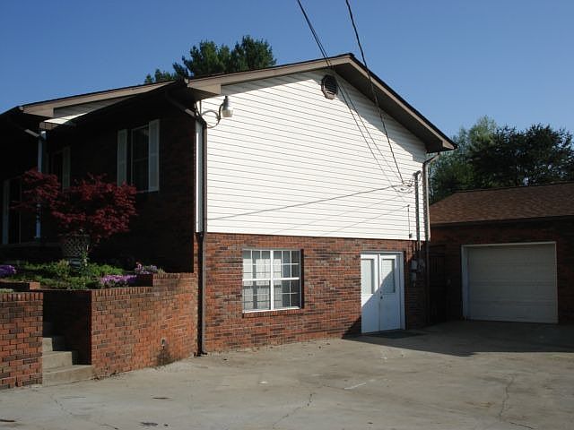 2nd image of 7820 Cedarcrest Rd