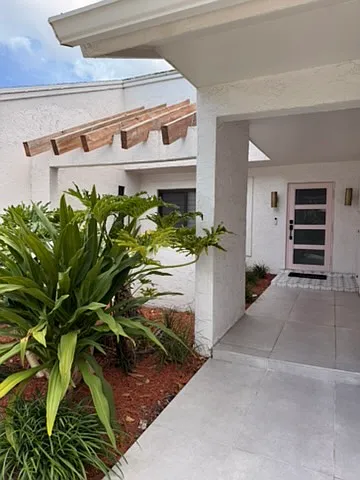 4 bed, 2452 sqft, $5,750 — Photo 2