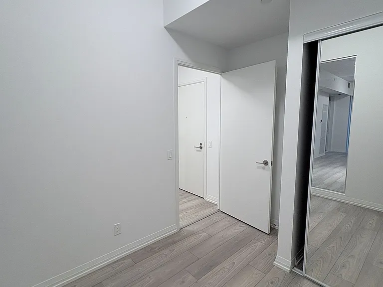 400 King St W #720 — Photo 13