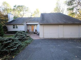 12 Lisa Rd, Woodbridge, CT 06525