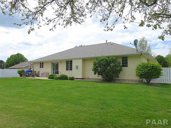 4th image of 330 Whispering Oaks Dr