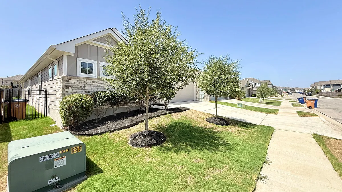 4 bed, 2.0 bath, 1990 sqft, $2,400 — Photo 2