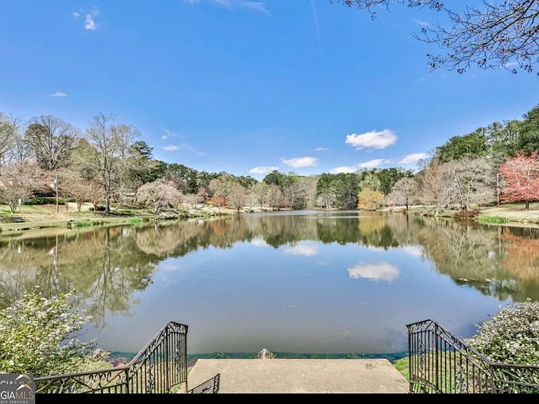 81 Hampshire Ct — Photo 39