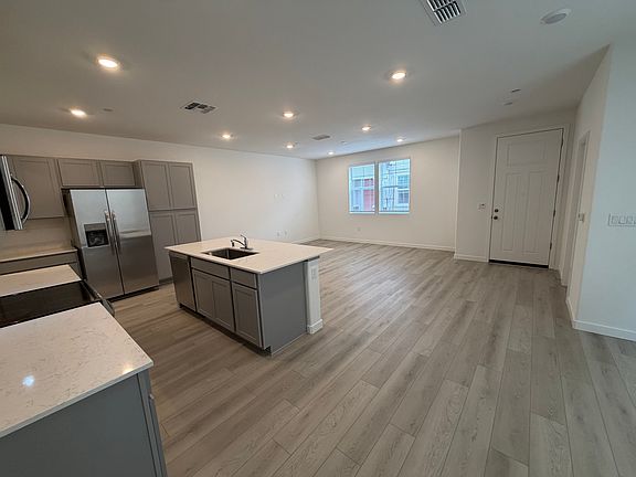 3rd image of 2321 Holcolm Ln
