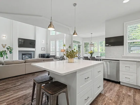 1722 Paddock Dr, Coquitlam, BC V3E 3N8