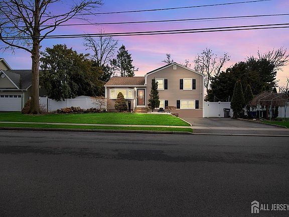 2nd image of 139 W Elmwood Dr