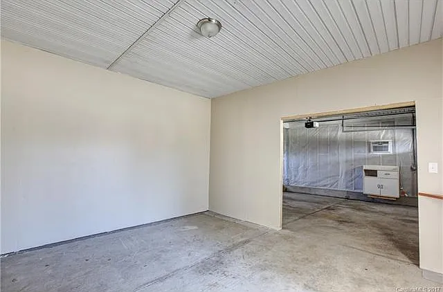 115 Harrison Dr — Photo 2