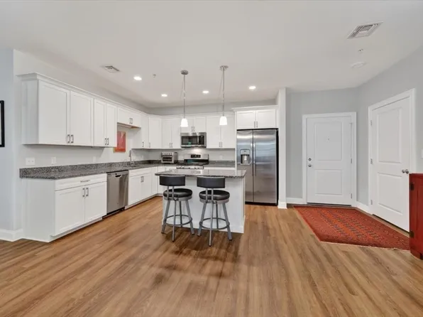 2 Longwood Ln #204, Hanover, MA 02339