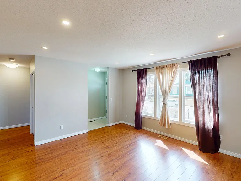 8 Dover Meadow Close SE — Photo 5