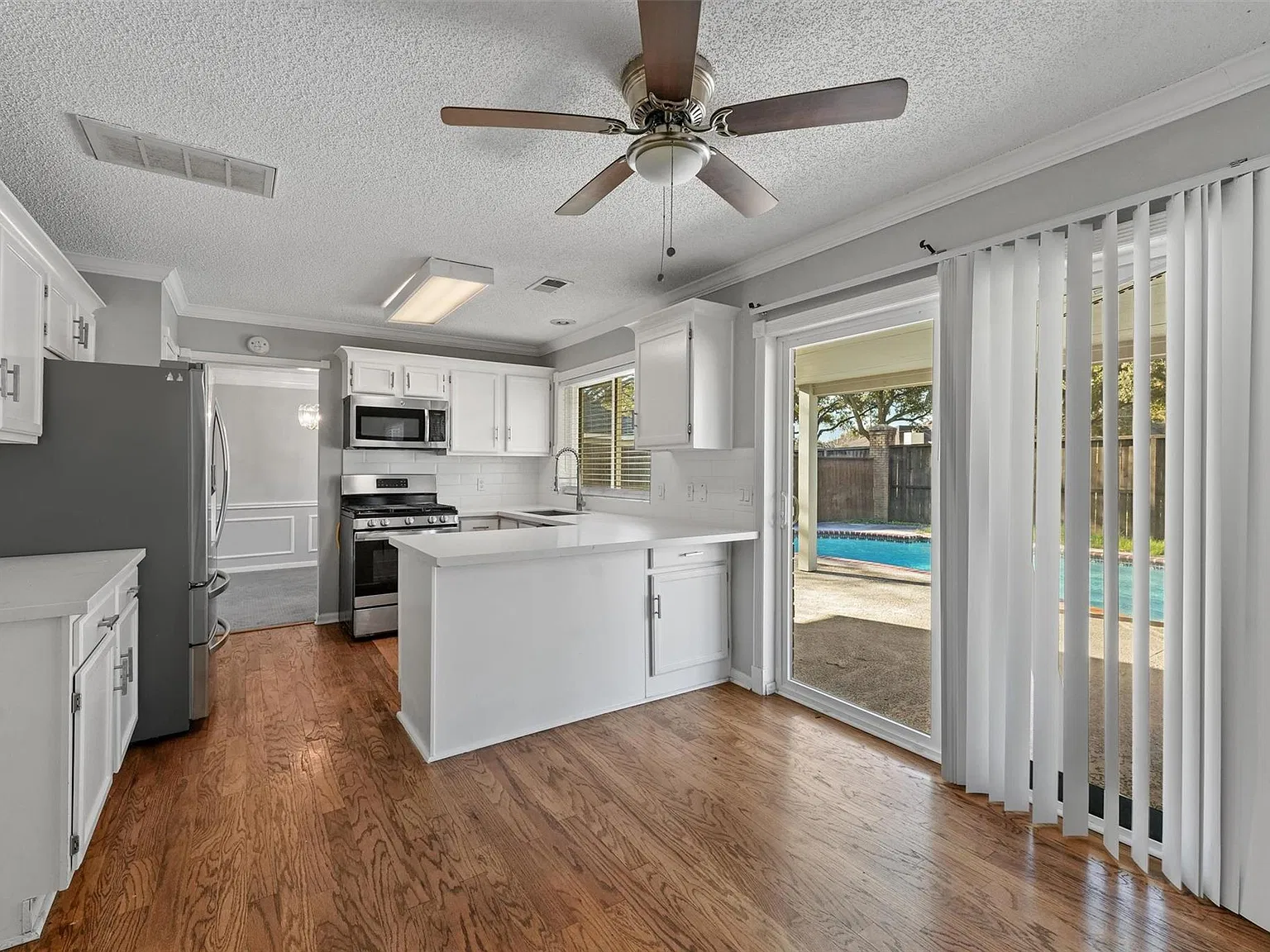 4 bed, 2.5 bath, 2371 sqft, $2,800 — Photo 3