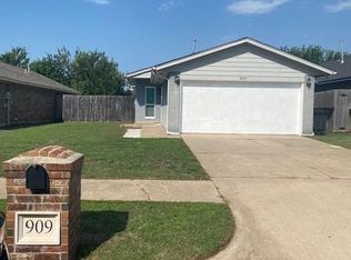 909 Heather Ln, Moore, OK 73160
