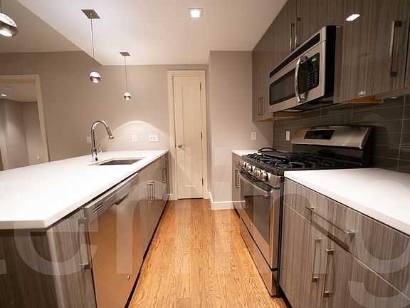 3rd image of 2718 Hoyt Ave S APT 8A