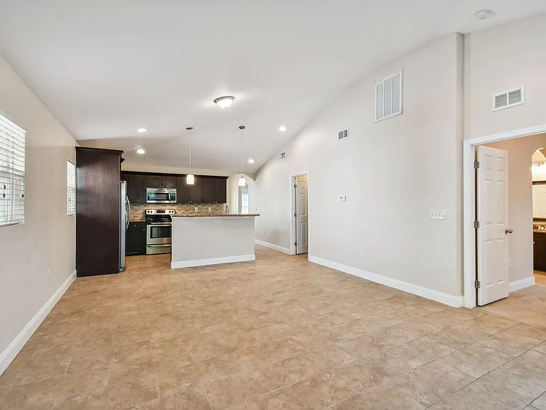 2321 W Beach St — Photo 14