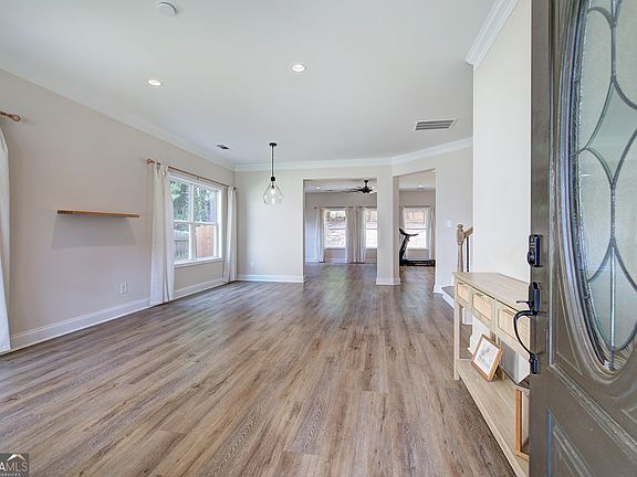 3rd image of 385 Parkmont Way