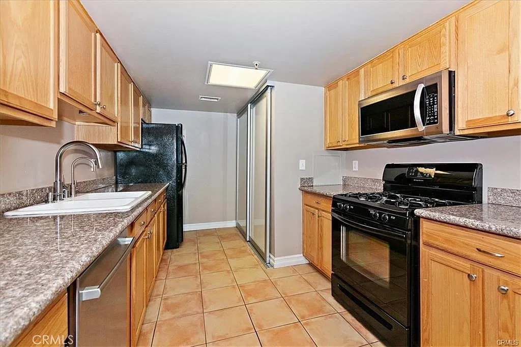 2 bed, 1040 sqft, $2,700 — Photo 4