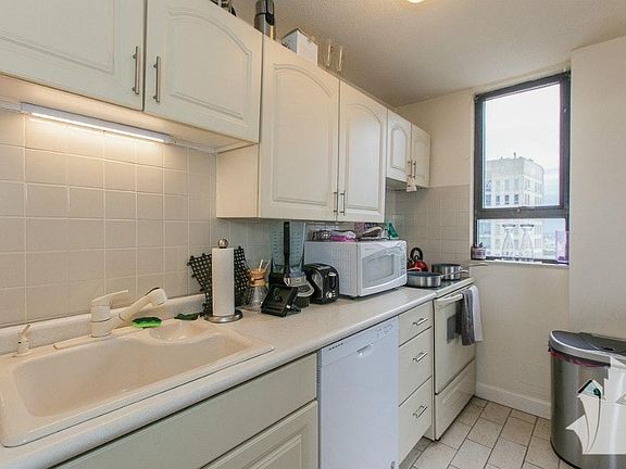 4th image of 1 E Oak St #12279