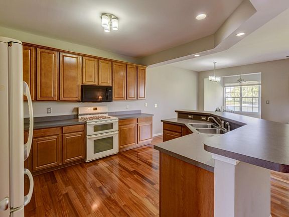 4th image of 1398 Charlevoix Way