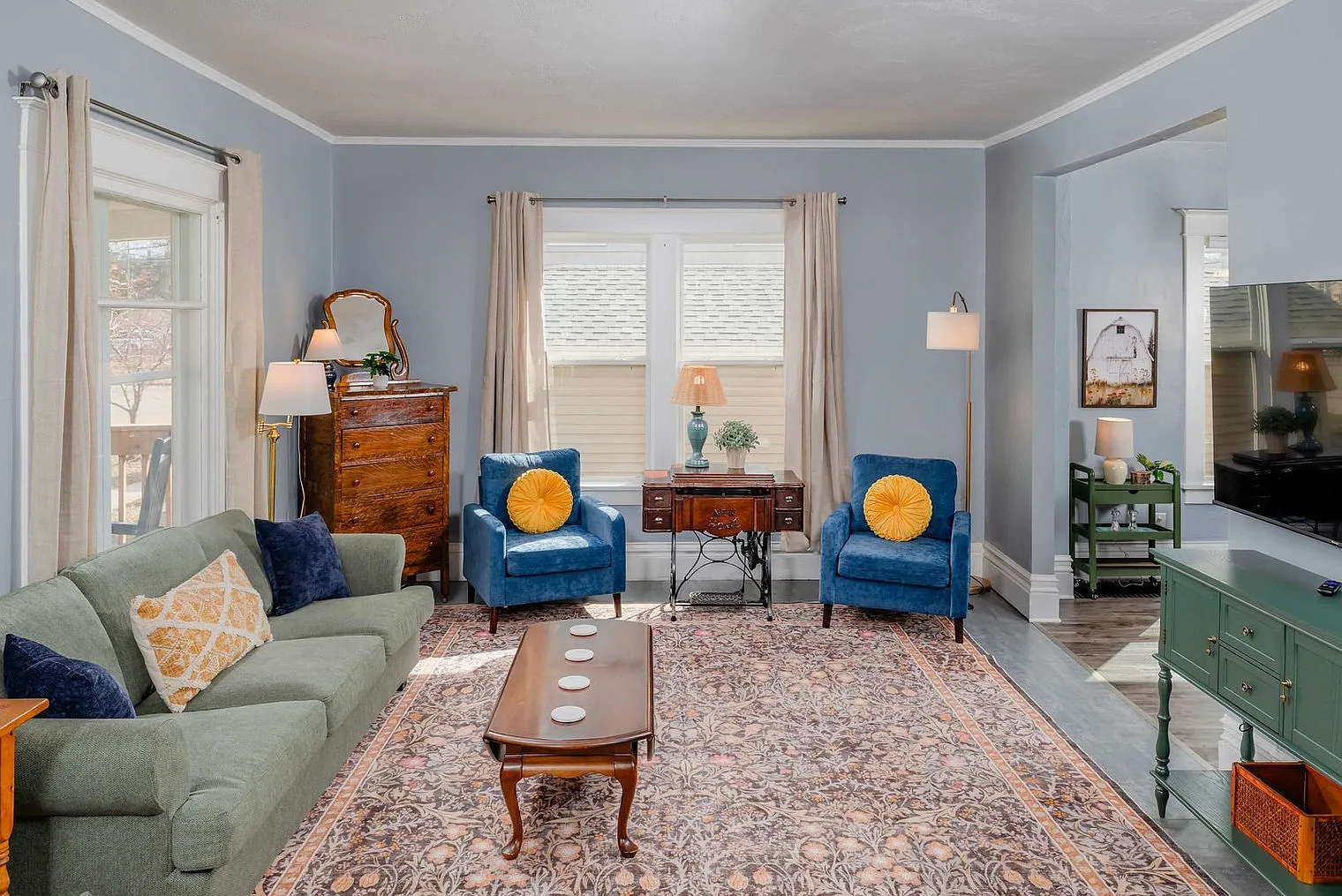 3 bed, 1.0 bath, 1270 sqft, $2,731 — Photo 1