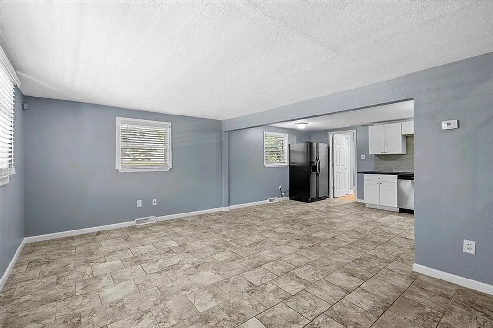 3 bed, 1198 sqft, $2,200 — Photo 3