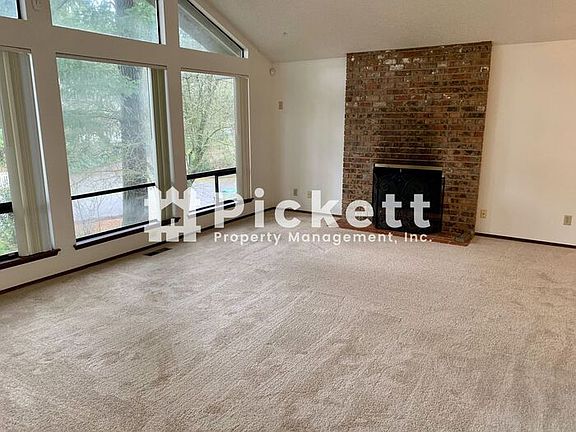2nd image of 730 Woodland Ct NE
