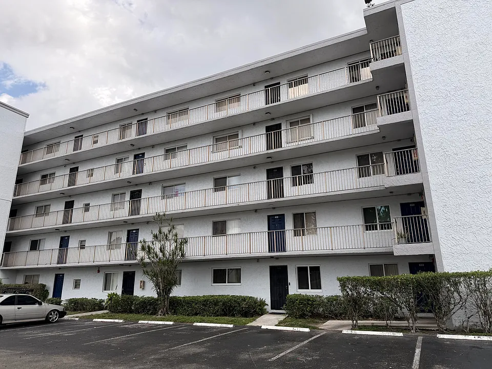 8720 N Sherman Cir #205