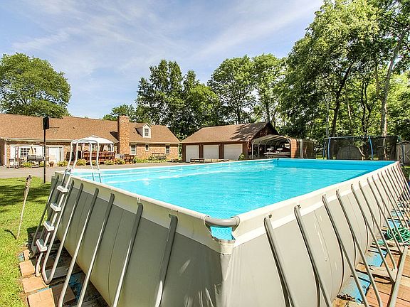 3rd image of 105 Hunters Ln