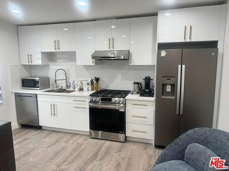 13551 Hart St — Photo 32