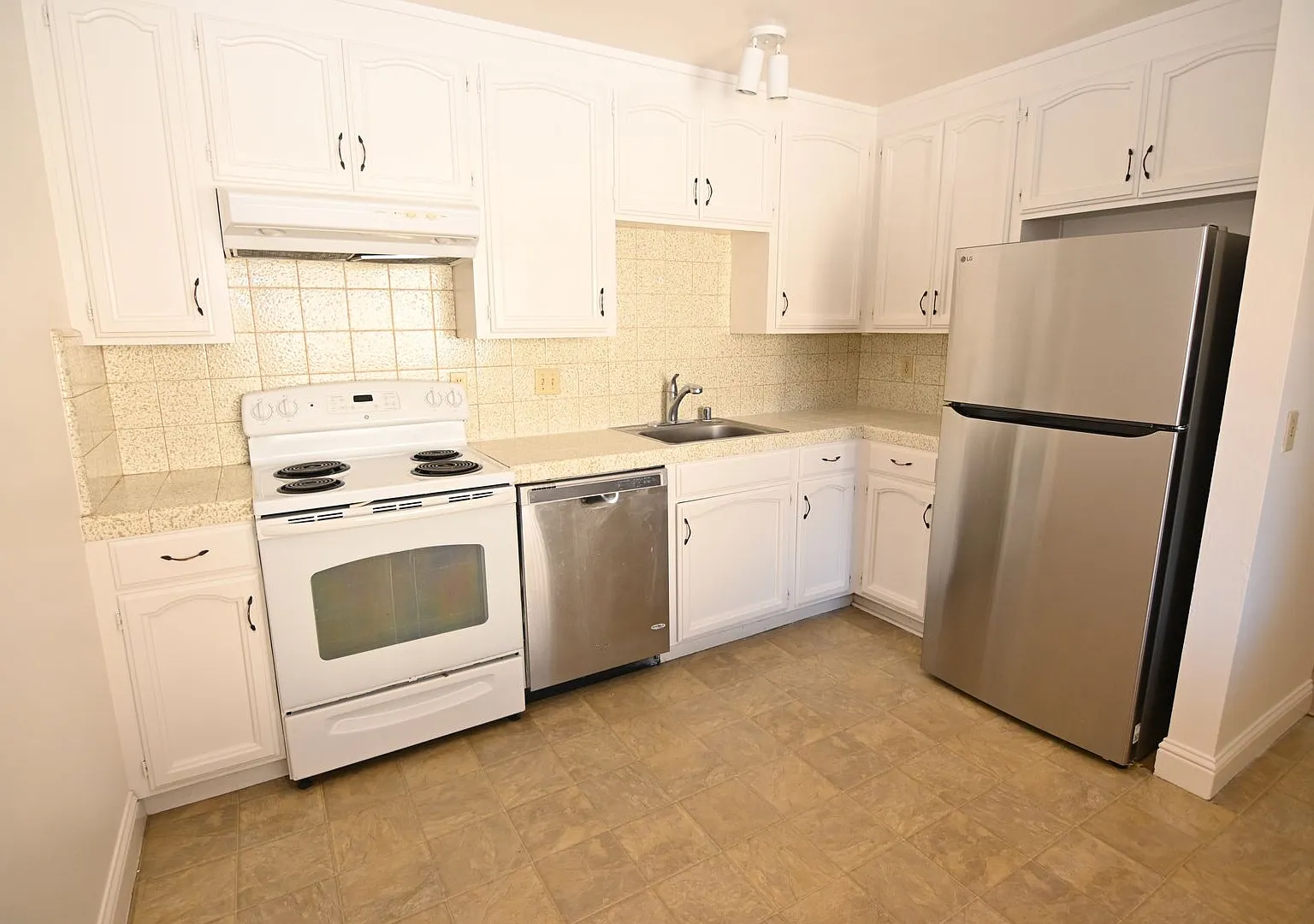 639 Bolton — Photo 2