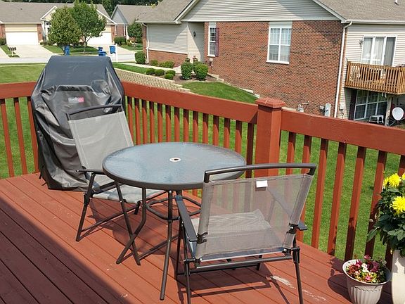Lake Hill Town House
						:
						Upper deck