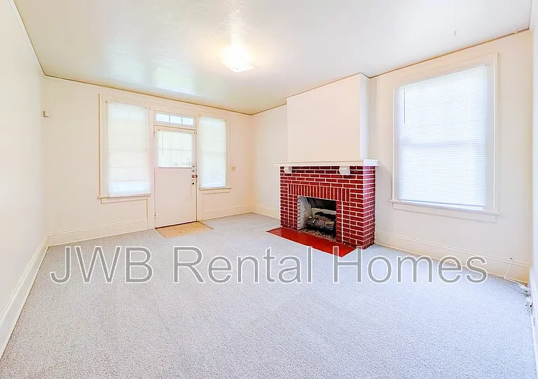 2309 College St — Photo 5