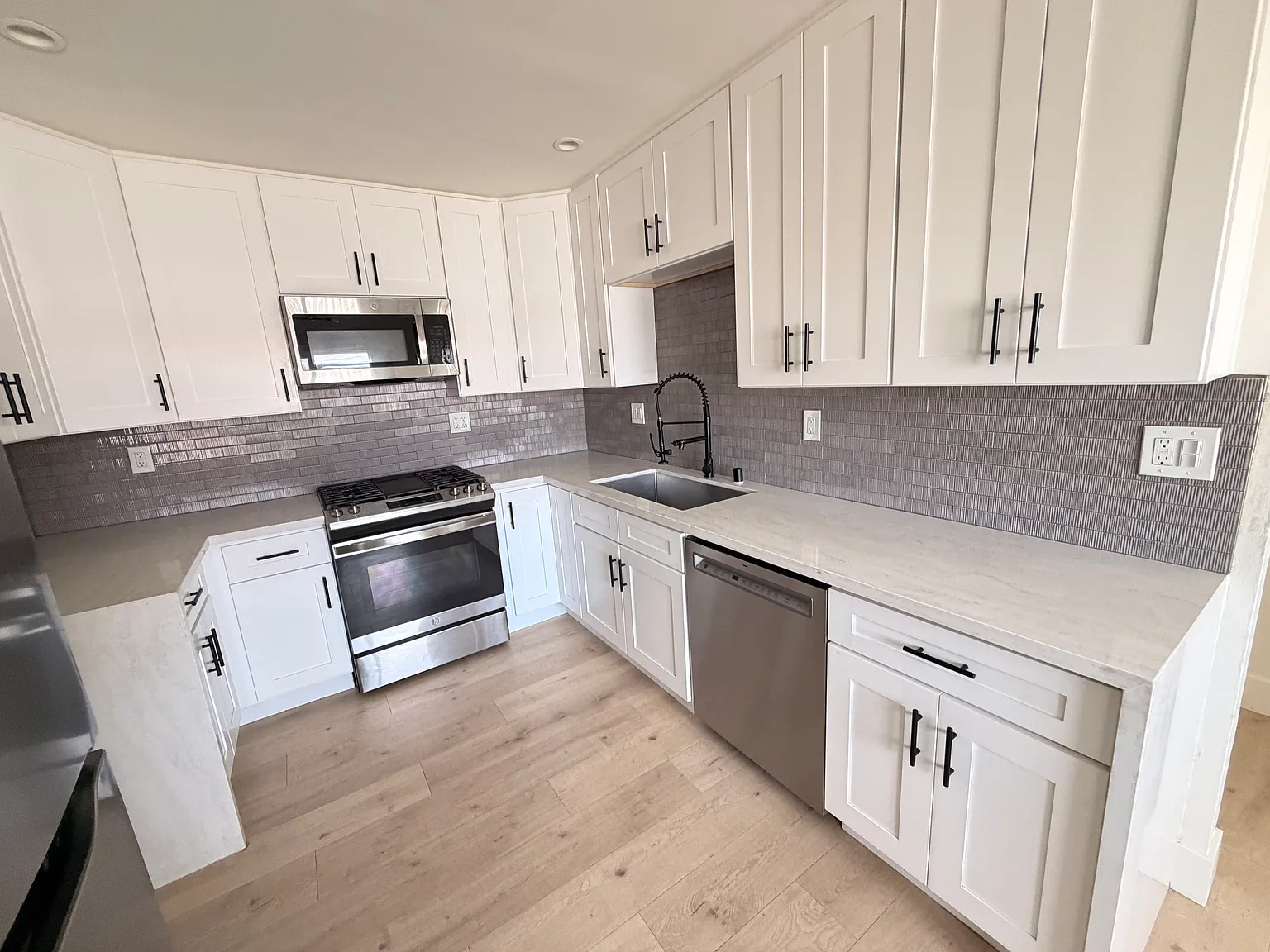 2 bed, 700 sqft, $2,995 — Photo 1