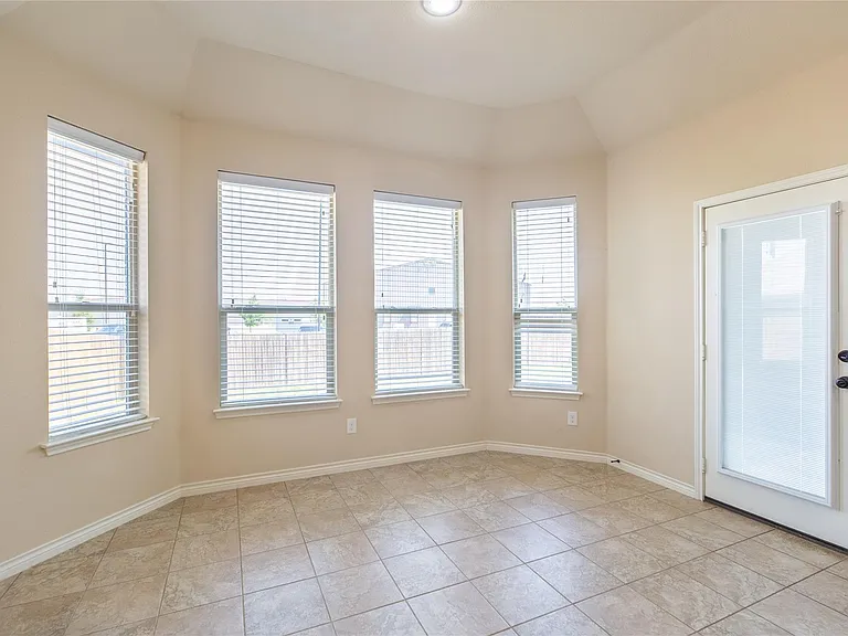 637 Peach Ln — Photo 9