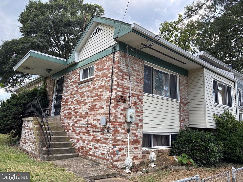 2nd image of 633 Raleigh Pl SE