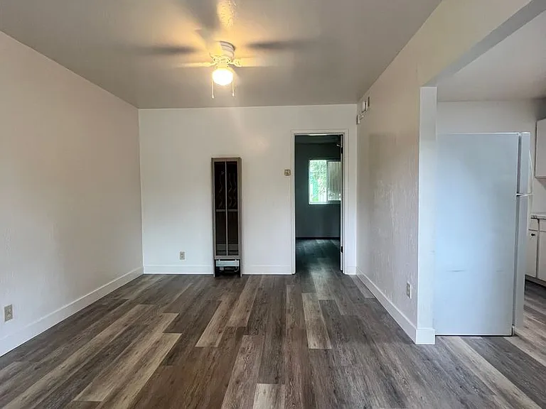 150-172 S Underhill Dr — Photo 2