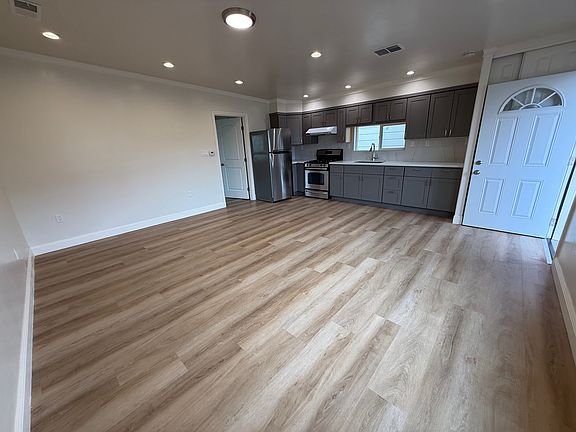 3rd image of 850 Lombard St