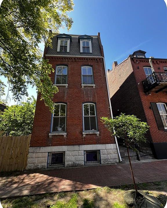 1st image of 2005 Menard St