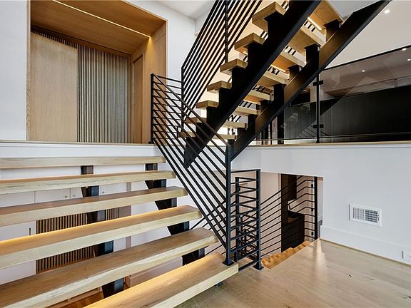 3rd image of 1033 Reeder Cir NE