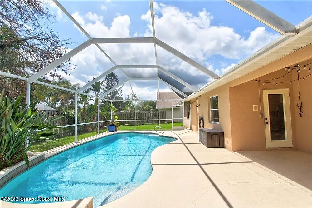 3 bed, 2.0 bath, 1658 sqft, $3,000 — Photo 2