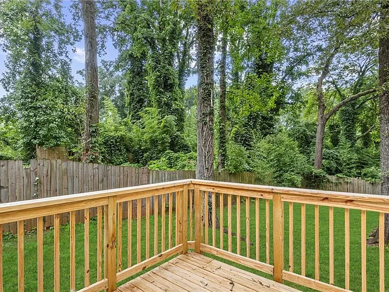 1077 Peeples St SW — Photo 20