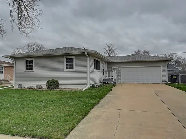 1092 Cress Pkwy, Hiawatha, IA 52233