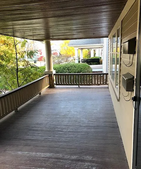 17433 Woodford Ave — Photo 2
