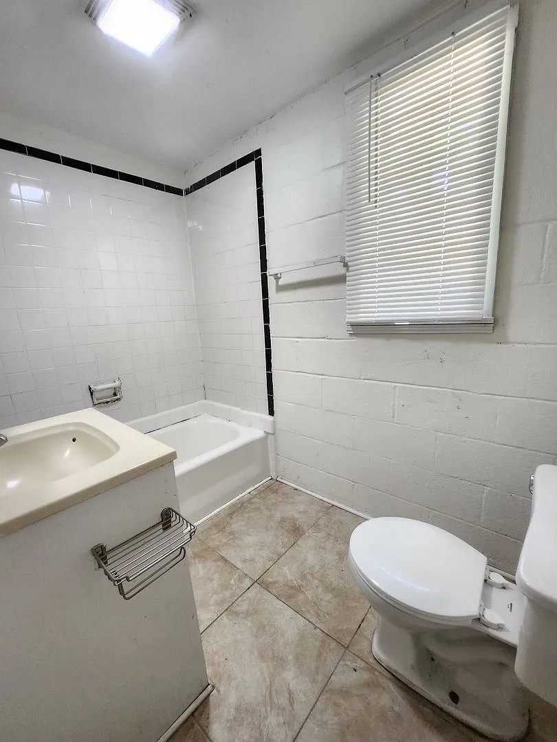2 Nevada Cir Pensacola. Move-In Special: Half Off Your First Full Month's Rent! — Photo 4