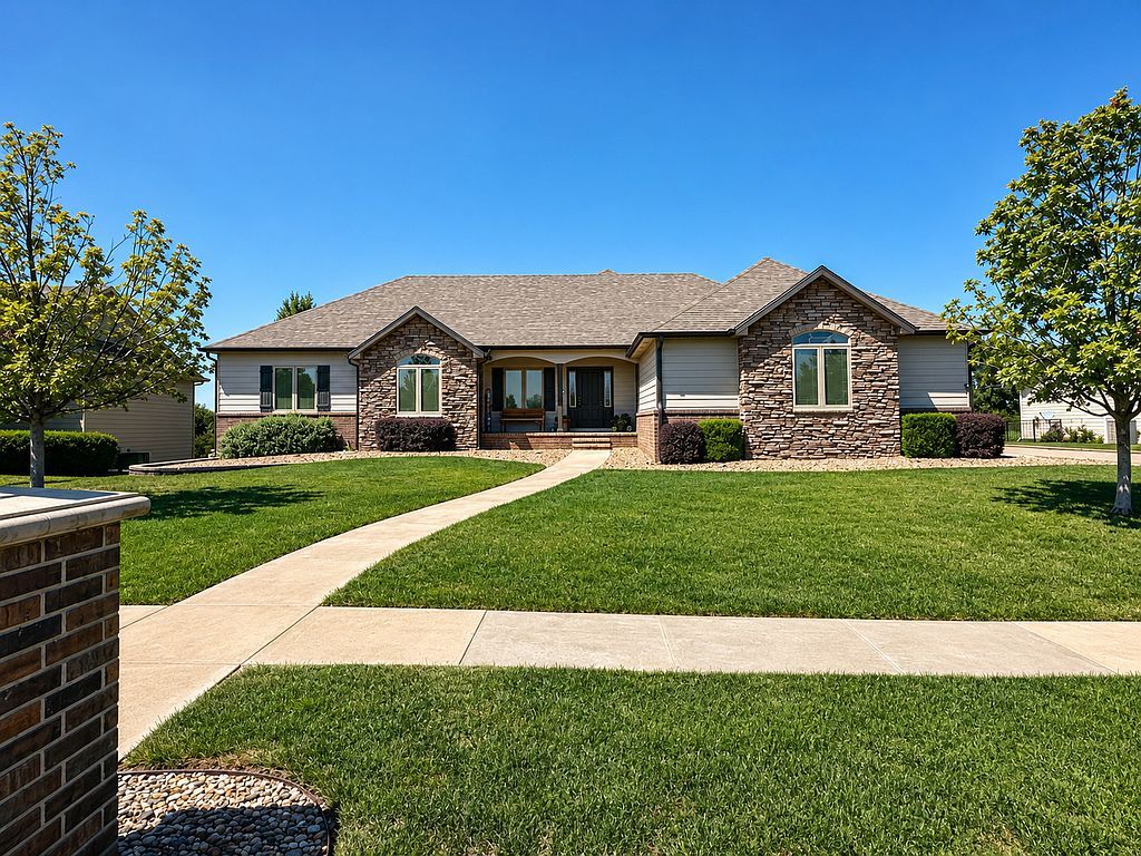 2301 Pinecrest Cir - Property Image