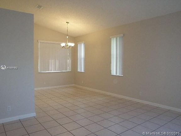 4th image of 817 Sand Creek Cir