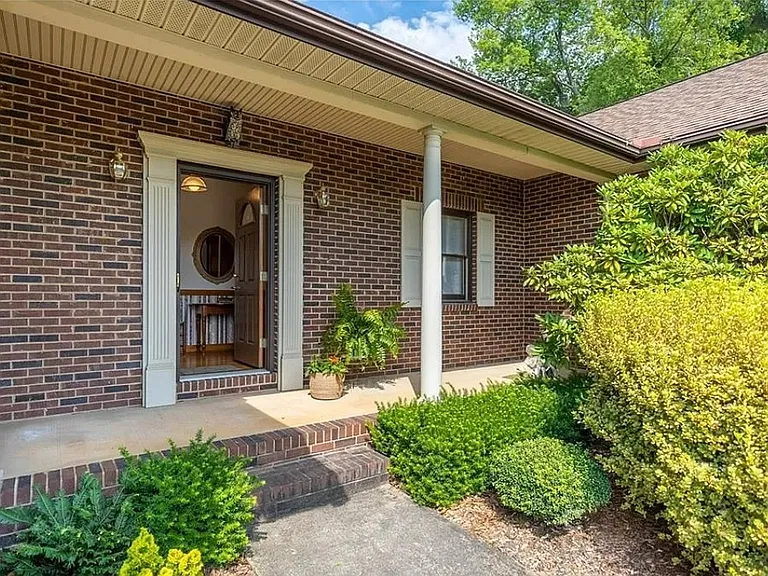 104 Woodsway Ct — Photo 2